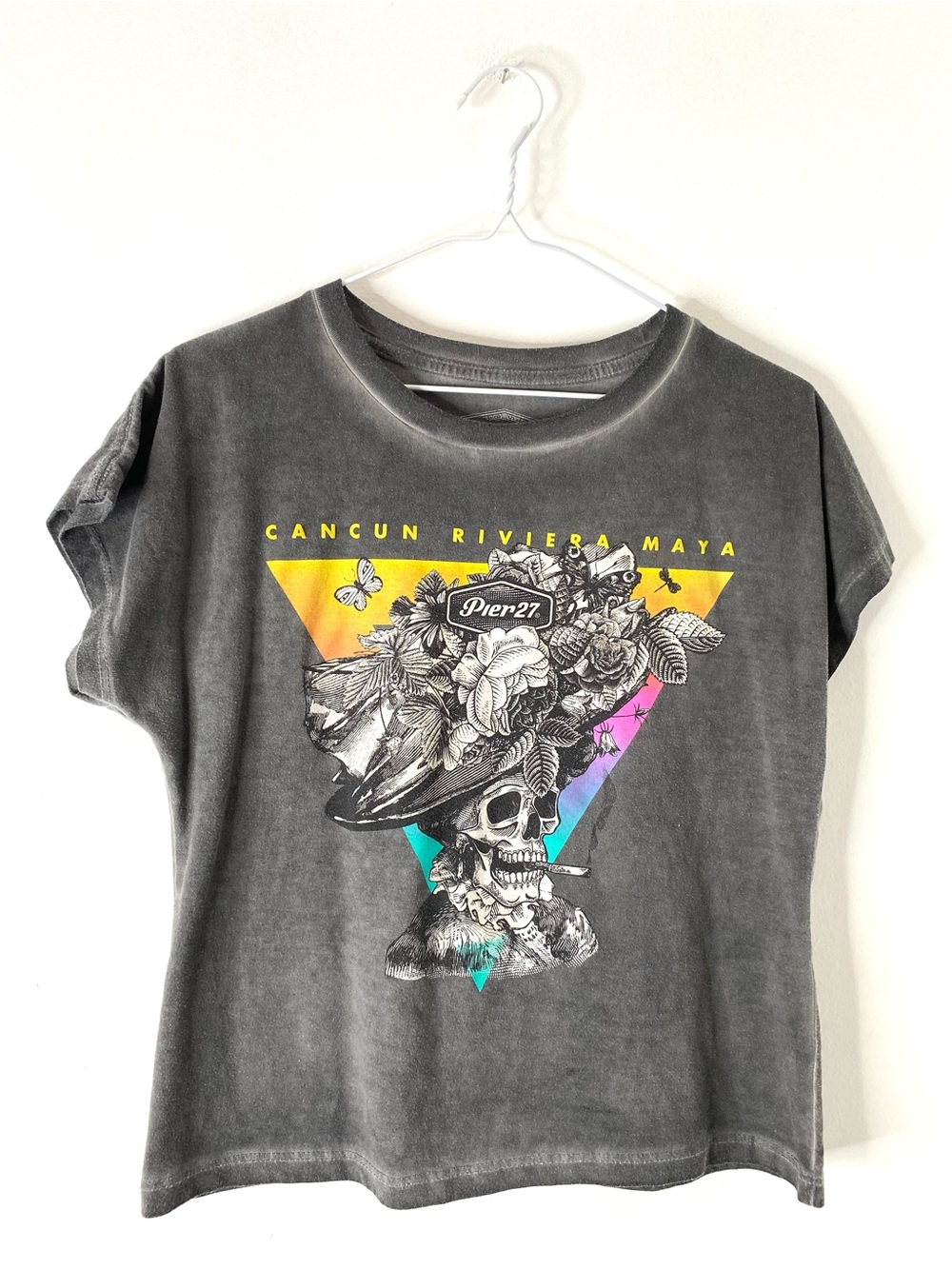 Grey Vintage Skull Graphic Tee Smoking Floral Hat Cancun Riviera Maya Pier 27